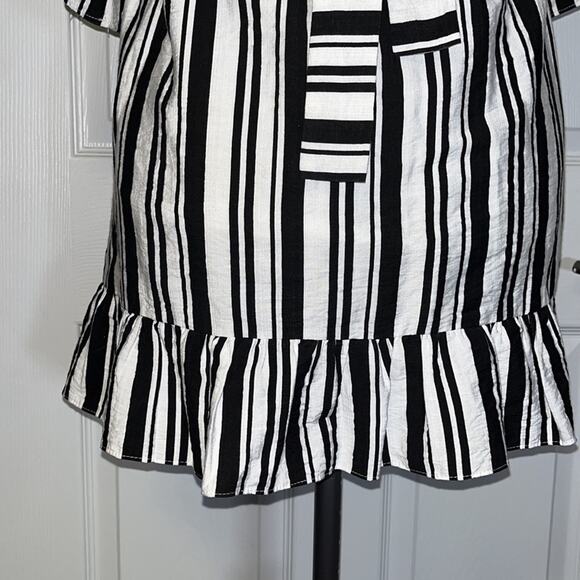 Casting LA faux wrap Mini dress Tie Waist Bell sleeves Women’s Small black/white - Picture 12 of 16